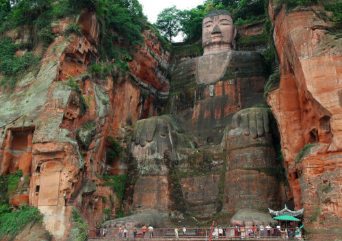 Cuando la piedra aprendió a respirar: el Gran Buda de Leshan frente al paso de trece siglos